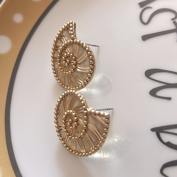 SEASHELL BAUBLEBAR 🐚 GOLD DETAILED EARRINGS - Picture 4 of 8